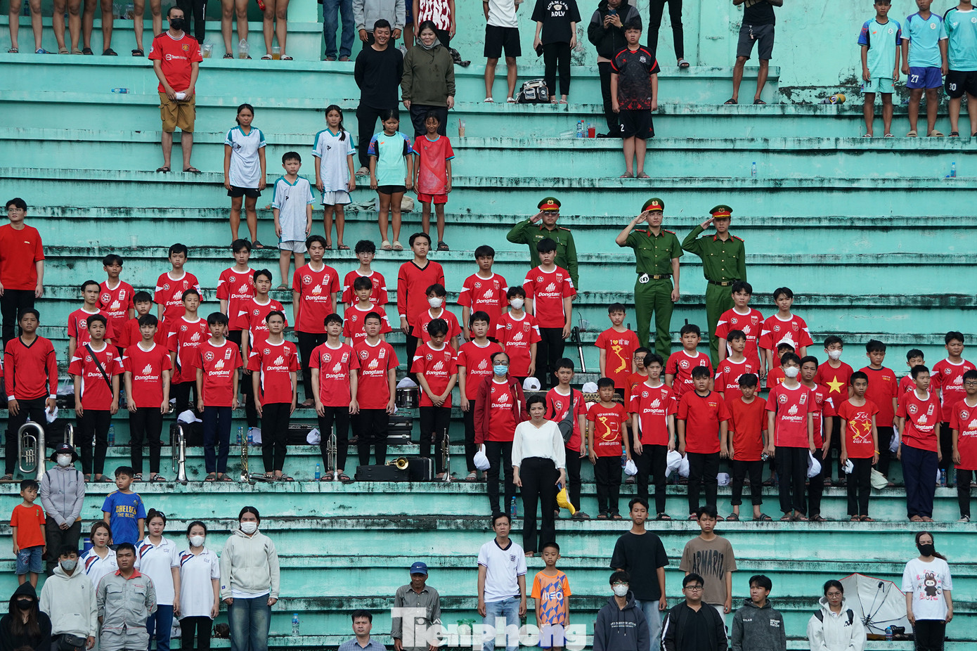 Khán đài B chứng kiến những CĐV đặc biệt đến từ đội nhạc trường Bồ Đề Phương Duy. Trường Bồ Đề Phương Duy có cả ba cấp học (tiểu học, cơ sở và trung học). Tuy là trường tư thục nhưng dạy học, nuôi dưỡng nội trú miễn phí toàn bộ học sinh và tiếp tục bảo trợ học phí cho các em đậu vào đại học, cao đẳng.