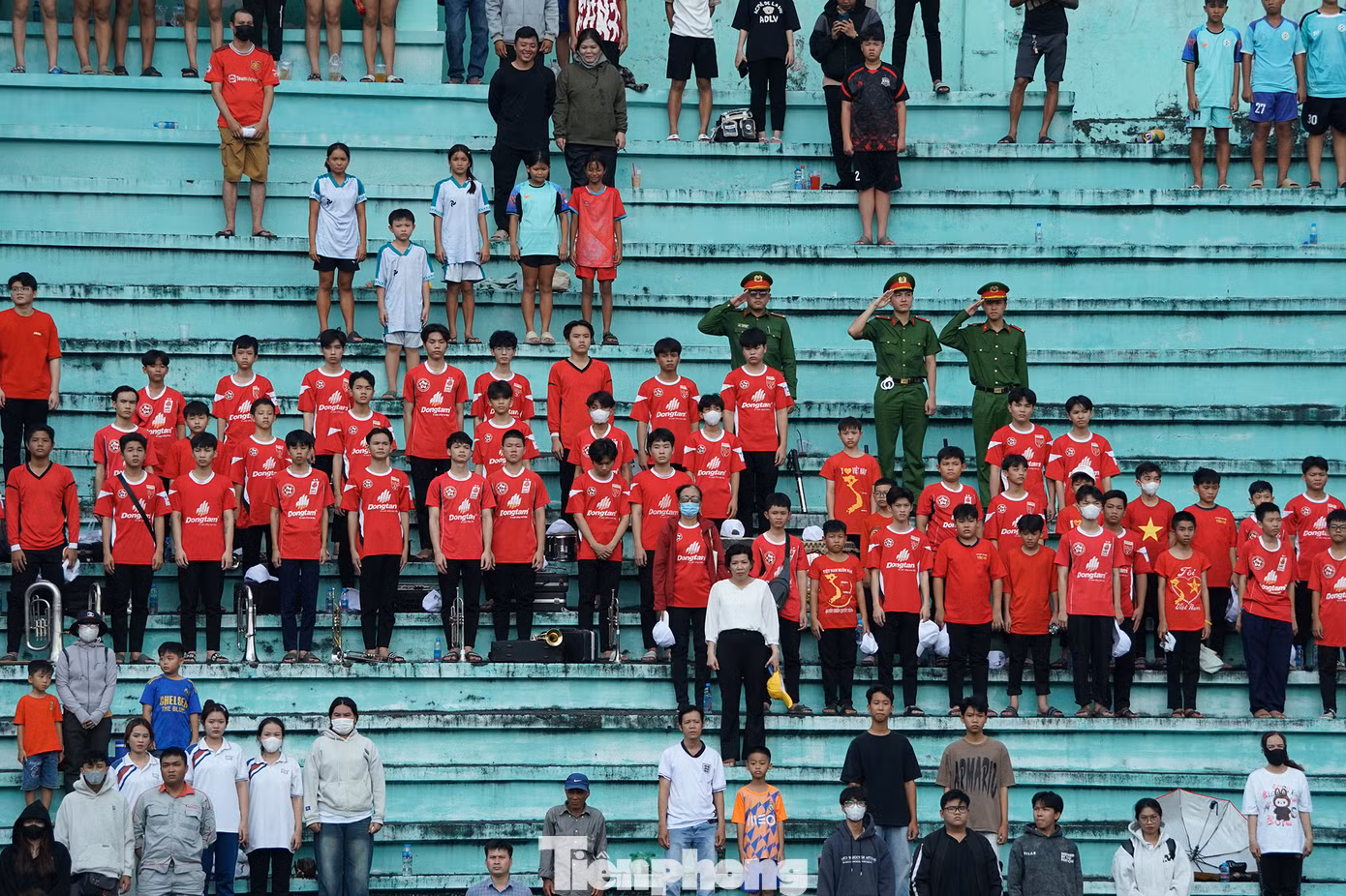 Khán đài B chứng kiến những CĐV đặc biệt đến từ đội nhạc trường Bồ Đề Phương Duy. Trường Bồ Đề Phương Duy có cả ba cấp học (tiểu học, cơ sở và trung học). Tuy là trường tư thục nhưng dạy học, nuôi dưỡng nội trú miễn phí toàn bộ học sinh và tiếp tục bảo trợ học phí cho các em đậu vào đại học, cao đẳng.