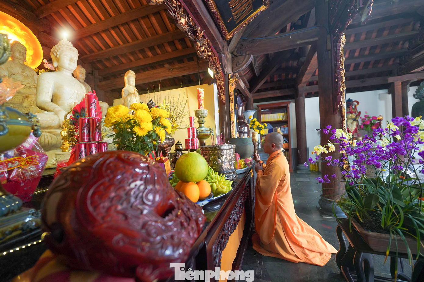 Đã thành lệ, các chùa đều thỉnh chuông ngày hai lần vào 5h và 18h, khi tiếng chuông chùa vang lên cũng là thời điểm bắt đầu những hoạt động thường nhật của một ngày mới trên các đảo. Tiếng chuông chùa như cộng hưởng với gió biển, với lòng người và mang theo những nguyện cầu bình an cho mọi nhà. Thầy Thích Nhuận Đạt năm 13 tuổi một hôm vào chùa ăn giỗ thấy thích chùa nên ở lại tu luôn. Thầy Nhuận Đạt xung phong đi Trường Sa từ năm 2013. Khi thầy đi, sư phụ động viên cố gắng làm Phật sự ở Trường Sa một năm. Nhưng thầy Nhuận Đạt đi đã thấm thoắt gần 10 năm mà chưa thấy cần trở về. Thầy là vị sư ở Trường Sa lâu nhất nhưng vẫn nghĩ: “Mình tuổi còn trẻ, còn muốn cống hiến cho Giáo hội, cho đất nước. Lâu lâu nhớ gọi số 0978800899 để thầy còn được nghe tiếng nói của đất liền nhé”.