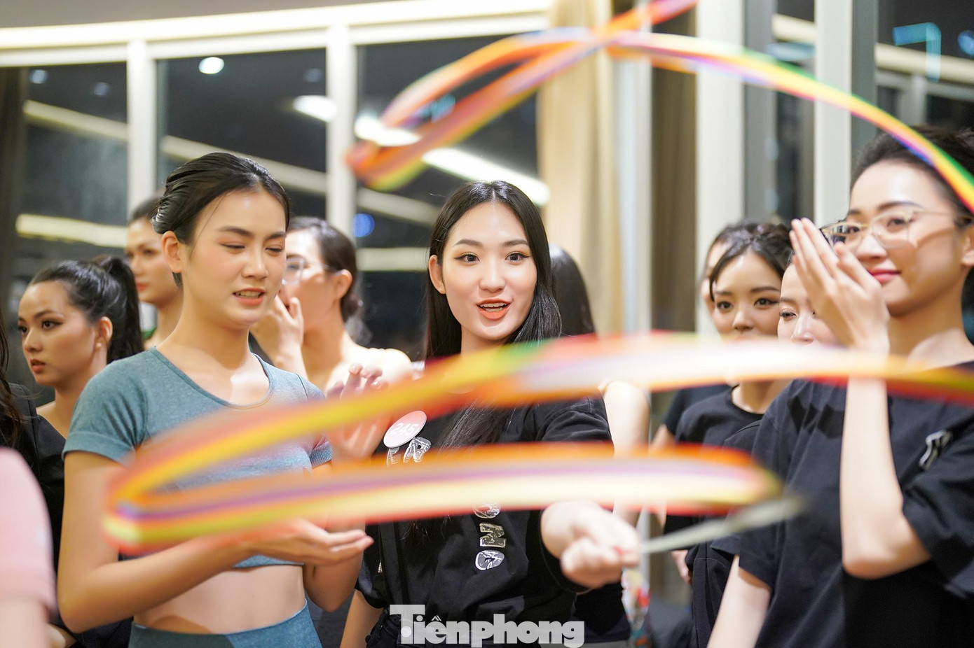 Các thí sinh thích thú khi được biểu diễn với dụng cụ thể thao. Ruy băng lụa yêu cầu thí sinh phải uyển chuyển trong từng động tác.