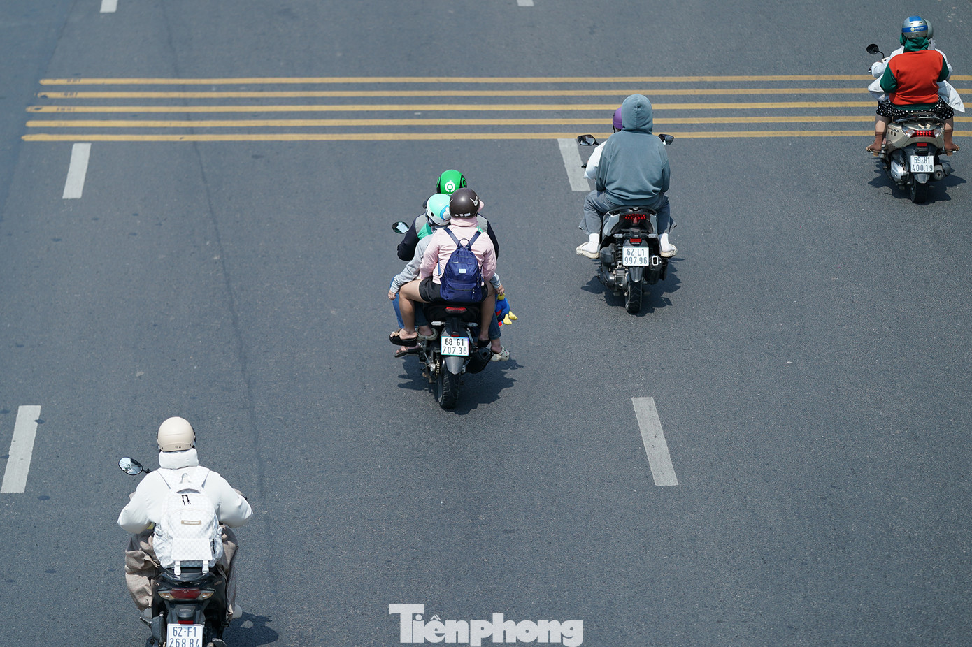 Tuy đông nhưng các phương tiện di chuyển trật tự, giữ khoảng cách, không quá tốc độ.