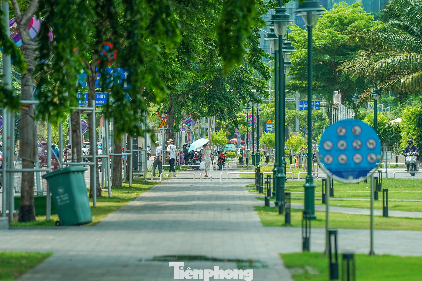 TPHCM có thời điểm 8h sáng 32 độ, giữa trưa gần 40 độ và chiều tối thì có mưa nên những khu vực như bến Bạch Đằng, phố đi bộ Nguyễn Huệ rất cần phủ thêm cây xanh có tán rộng để lọc không khí và che mát cho người dân và du khách.