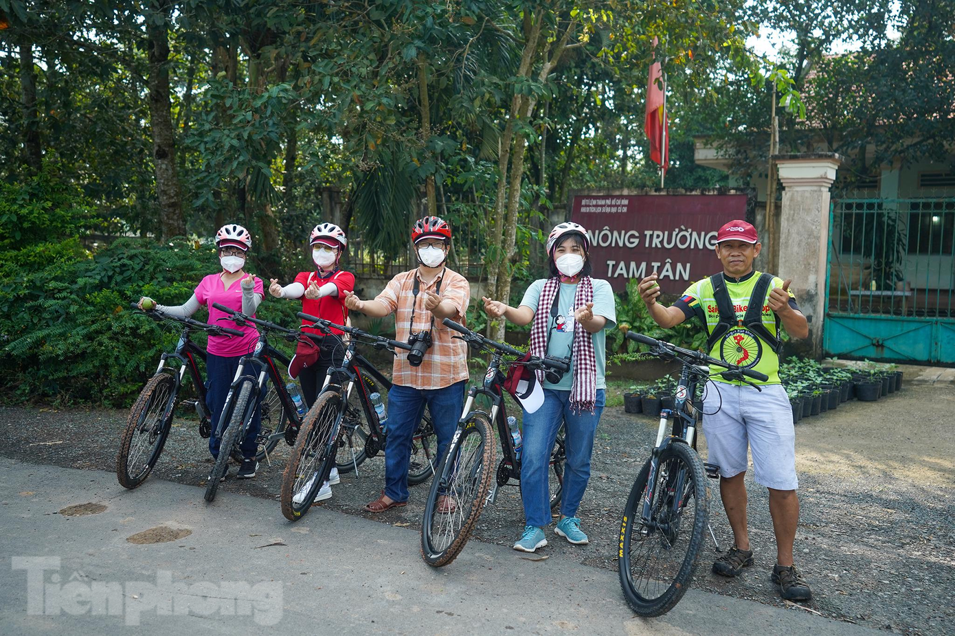 Khoảng 1km đầu tiên, nhiều du khách chưa quen nên dừng nghỉ phía trước nông trường Tam Tân.