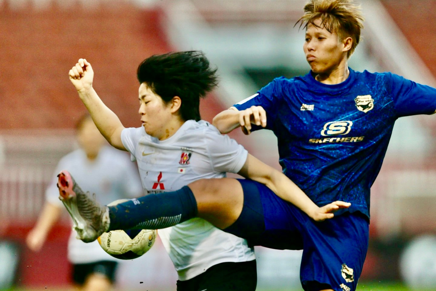 Urawa Red Diamonds tỏ ra bế tắc trong hiệp 1 khi đối thủ chơi áp sát.