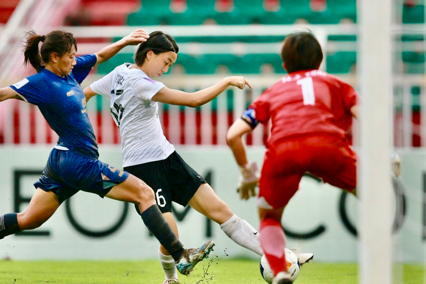 Đội bóng nữ Nhật Bản nhập cuộc tốt, chiếm thế chủ động, tạo thế trận lấn lướt trước đội bóng của Đài Bắc Trung Hoa.