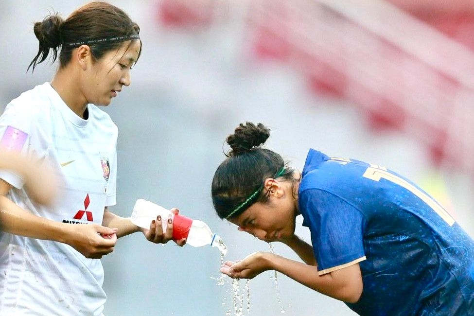 Khoảnh khắc đẹp của hai nữ cầu thủ.