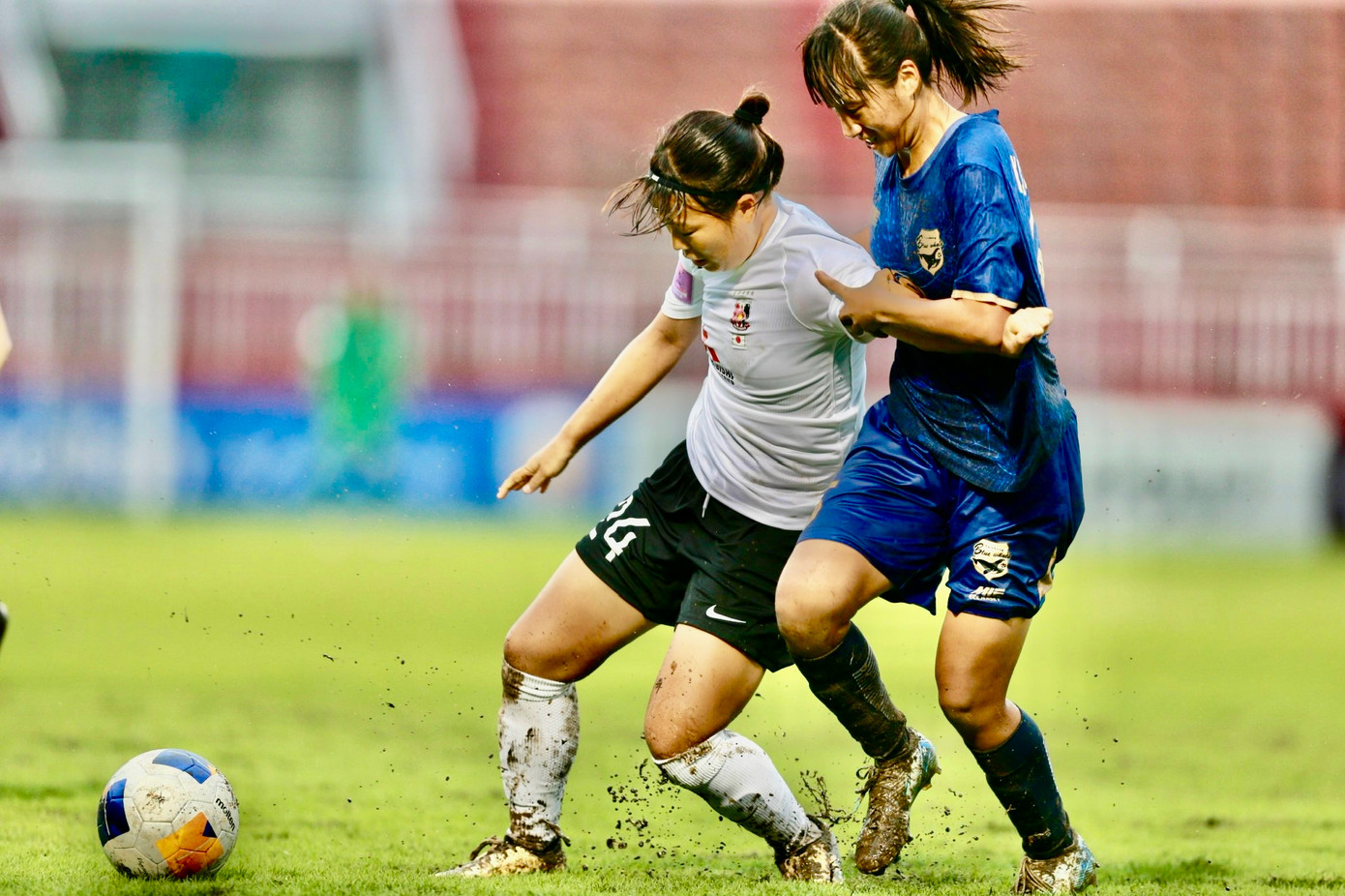 Không phải chơi không hay, nhưng ảnh hưởng bởi thời tiết nên mặt sân không ủng hộ lối chơi của hai đội. Hiệp 1 ghi nhận đại diện Nhật Bản nhiều pha tổ chức tấn công sắc nét.