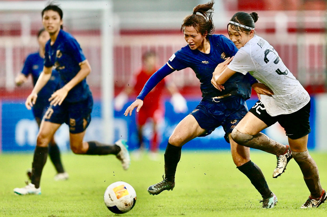 Cơn mưa nặng hạt trên sân Thống Nhất chiều 9/10 khiến cho trận đấu khởi tranh muộn hơn so với kế hoạch 15 phút.