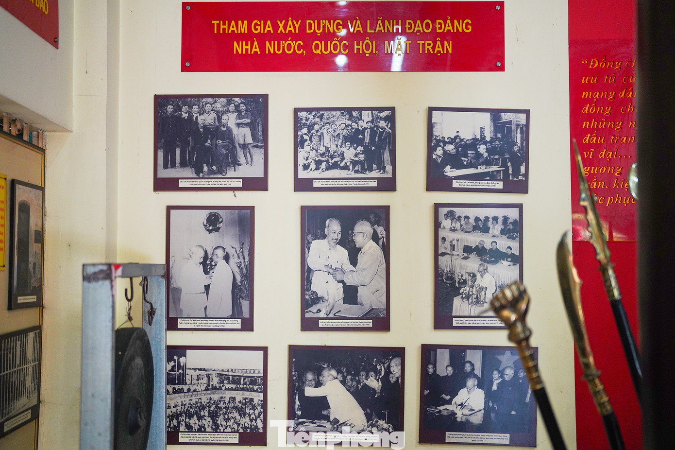 Góc trưng bày những hình ảnh quý giá về Bác Hồ và Chủ tịch nước Tôn Đức Thắng.