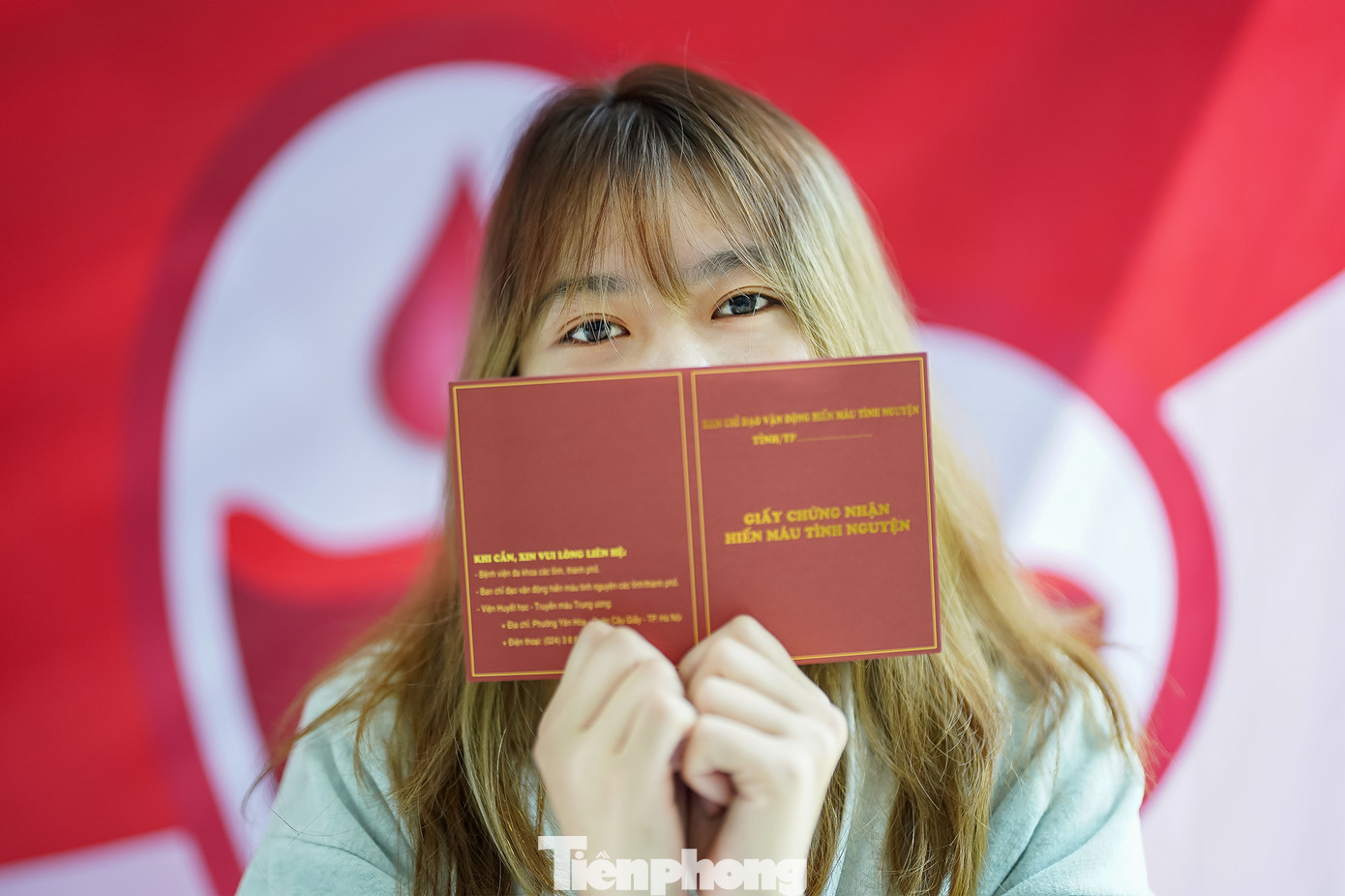 &quot;Giấy chứng nhận hiến máu tình nguyện nhìn ngầu quá, em thấy rất là thích&quot;, Hòa chia sẻ.