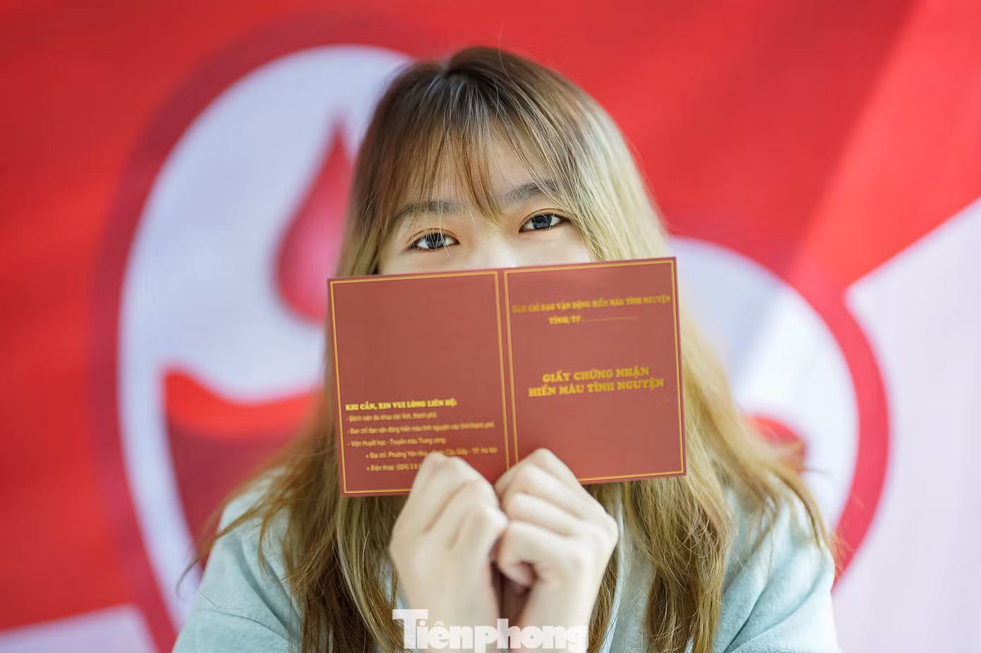 "Giấy chứng nhận hiến máu tình nguyện nhìn ngầu quá, em thấy rất là thích", Hòa chia sẻ. "Giấy chứng nhận hiến máu tình nguyện nhìn ngầu quá, em thấy rất là thích", Hòa chia sẻ.