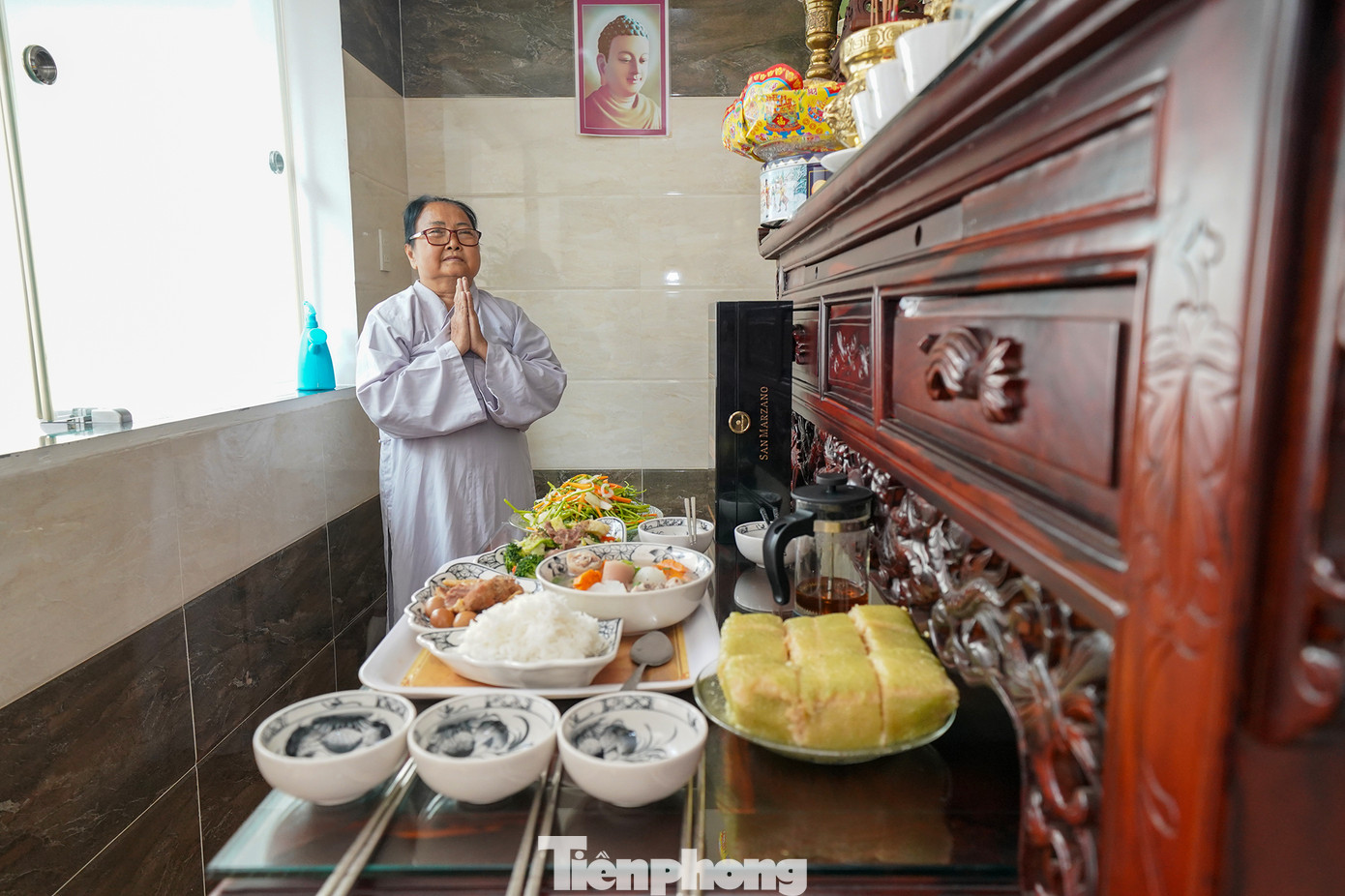 Bà Nguyễn Thị Mai, chị của bà Thu Ba đang khấn vái ông bà.