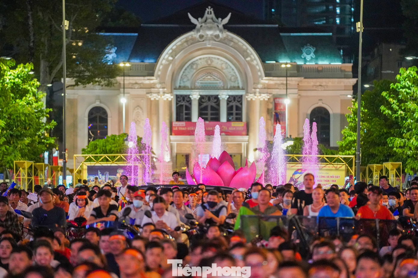 Trận bóng bán kết lượt về giải AFF Cup 2022 giữa đội tuyển Việt Nam và đội tuyển Indonesia diễn ra vào tối 9/1. 19h30 trận đấu mới bắt đầu và cho dù có trận mưa to nhưng trước đó vài tiếng, rất đông người hâm mộ bóng đá đã phủ kín trên đường Lê Lợi, quận 1, TPHCM. Trận bóng bán kết lượt về giải AFF Cup 2022 giữa đội tuyển Việt Nam và đội tuyển Indonesia diễn ra vào tối 9/1. 19h30 trận đấu mới bắt đầu và cho dù có trận mưa to nhưng trước đó vài tiếng, rất đông người hâm mộ bóng đá đã phủ kín trên đường Lê Lợi, quận 1, TPHCM.