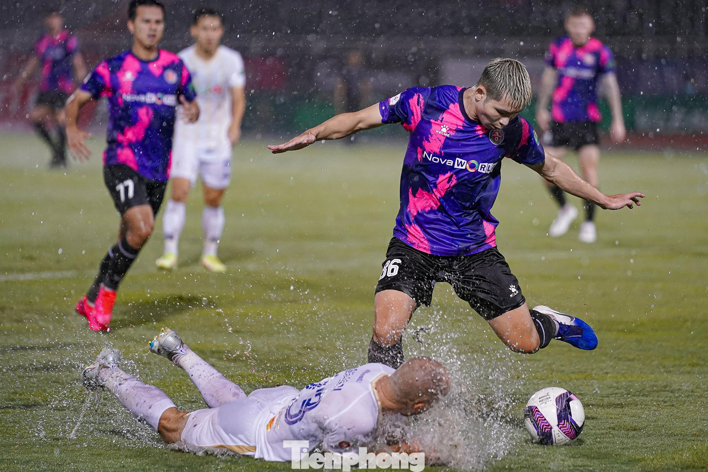 TPHCM đang vào mùa mưa nên đã ảnh hưởng rất nhiều đến lối chơi của những đội khách khi đấu với CLB TPHCM hay Sài Gòn FC trên sân Thống Nhất. TPHCM đang vào mùa mưa nên đã ảnh hưởng rất nhiều đến lối chơi của những đội khách khi đấu với CLB TPHCM hay Sài Gòn FC trên sân Thống Nhất.