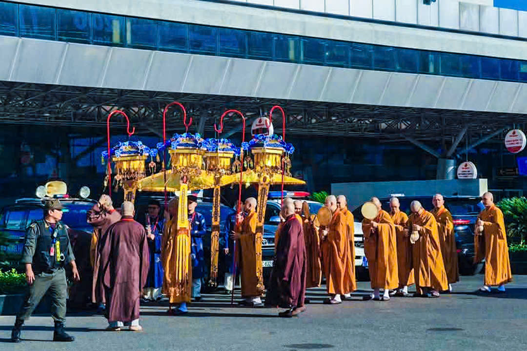 Lúc 7h45 ngày 2/5, Xá lợi Phật - bảo vật quốc gia của Ấn Độ và cũng là bảo vật thiêng liêng tối thượng của Phật giáo thế giới - lần đầu đến Việt Nam qua Cảng hàng không quốc tế Tân Sơn Nhất. Trong không khí trang nghiêm, Đức Pháp chủ GHPGVN Đại lão Hòa thượng Thích Trí Quảng cùng Trưởng lão Hòa thượng Thích Thiện Nhơn, chư Tôn và lãnh đạo Chính phủ hai nước đã cung nghinh xá lợi trong tiếng niệm Phật vang vọng đầy thành kính, trầm hùng.