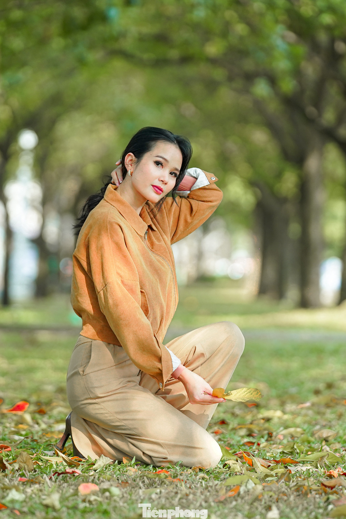 &quot;Sài Gòn hai mùa mưa nắng, nắng mưa, nếu ai muốn cảm nhận hương sắc của mùa thu thì có lẽ nơi đây hợp lý nhất. Dọc hai bờ, có thể thấy rất nhiều giống hoa được trồng, thú vị hơn giữa những mùa hoa, mùa cây thay lá có thể cho du khách cảm nhận một chút hơi thở của mùa thu ở nơi chỉ có hai mùa mưa nắng rõ rệt như Sài Gòn&quot;, H Bella cảm xúc.