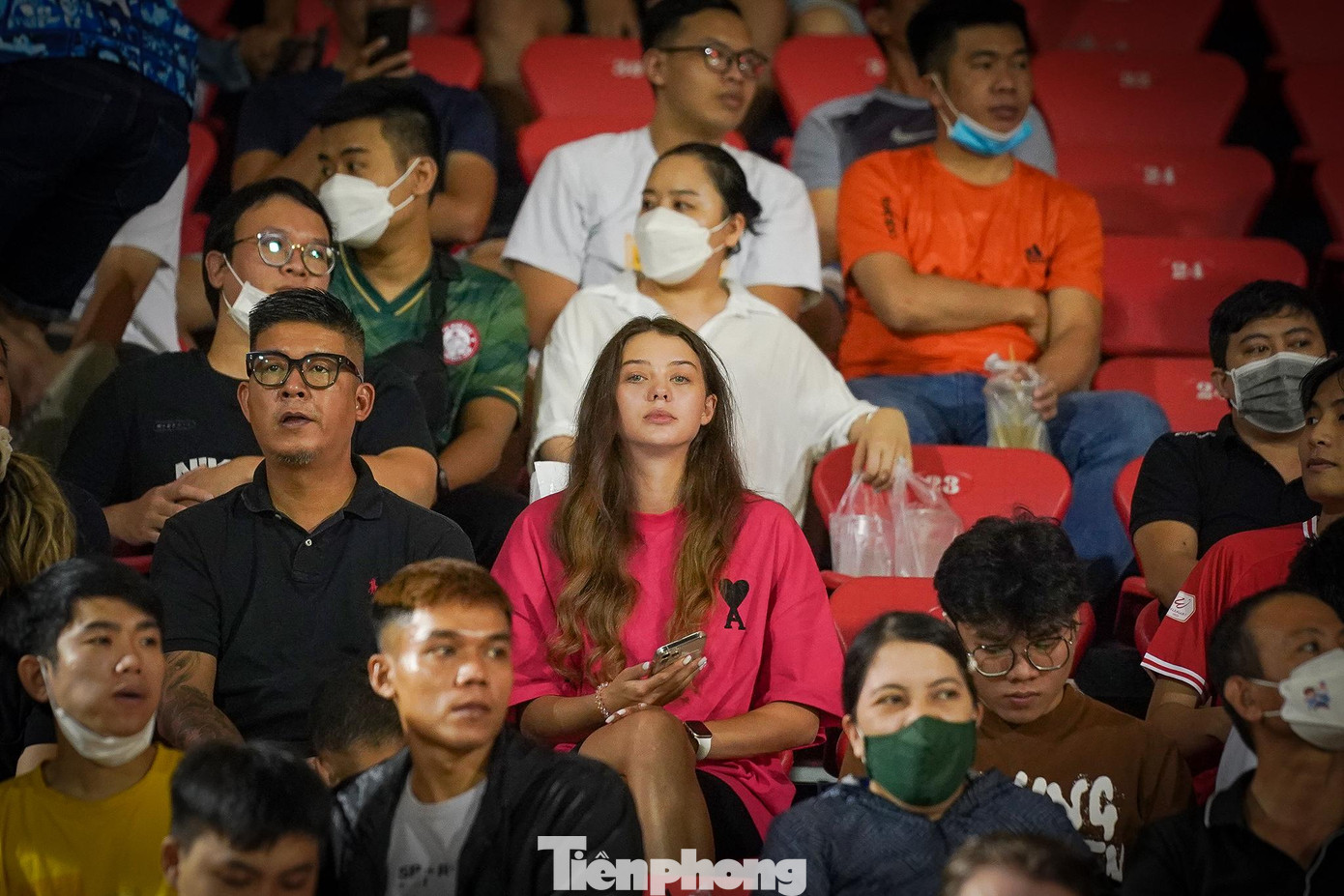 Người mẫu Dianka Zakhidova (sinh năm 2000), vợ thủ môn Bùi Tiến Dũng xuất hiện trên khán đài cổ vũ CLB TPHCM. Đáng tiếc, trận này chồng cô chỉ ngồi dự bị. Người mẫu Dianka Zakhidova (sinh năm 2000), vợ thủ môn Bùi Tiến Dũng xuất hiện trên khán đài cổ vũ CLB TPHCM. Đáng tiếc, trận này chồng cô chỉ ngồi dự bị.