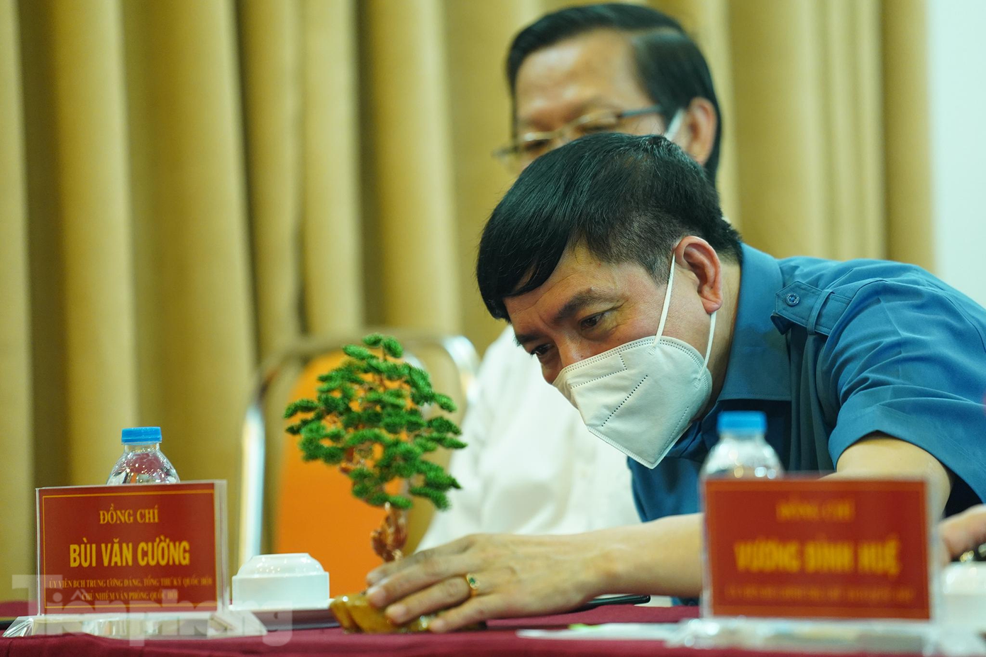 Ông Bùi Văn Cường - Ủy viên Trung ương Đảng, Tổng Thư ký Quốc hội - Chủ nhiệm Văn phòng Quốc hội nhìn kỹ cây bonsai được các trẻ em có hoàn cảnh đặc biệt làm thủ công.
