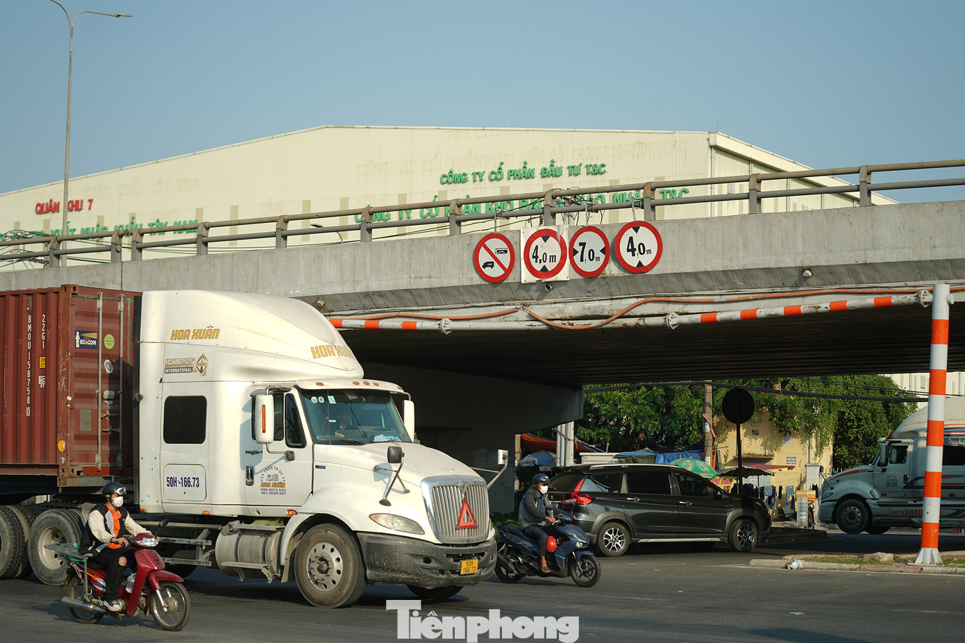 Từ cabin xe container rất khó quan sát thấy biển báo trên nhịp cầu vượt An Sương.
