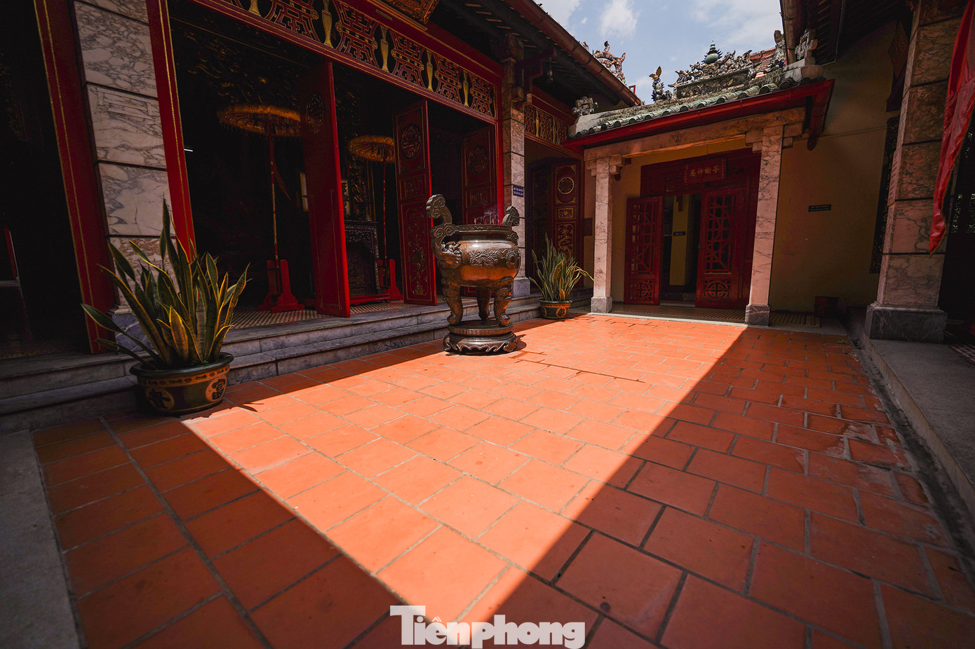 Khoảng sân giữa trung điện và tiền điện. Khoảng sân giữa trung điện và tiền điện.