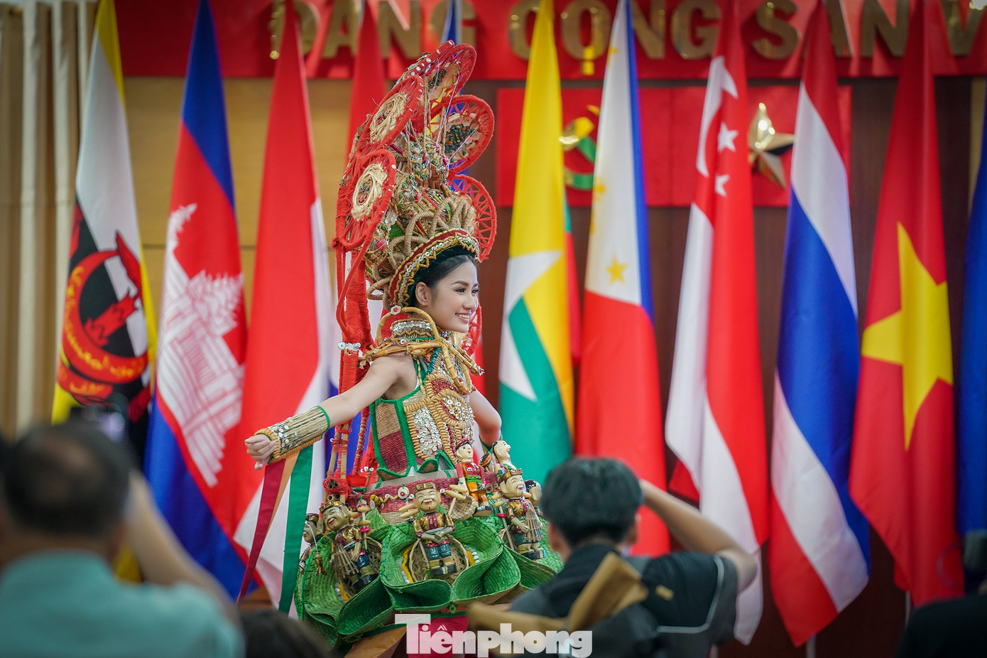 Hoa hậu Môi trường Thế giới 2023 tự tin biểu diễn trước các vị khách là Tổng Lãnh sự, Lãnh sự, doanh nhân... các quốc gia láng giềng trong khối ASEAN.