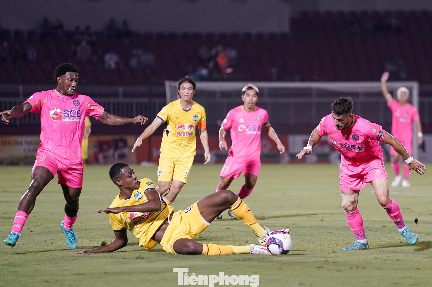 Phút 27, Vieira (Sài Gòn FC) đã cầm bóng thoát xuống đối diện thủ môn Văn Lợi, nhưng pha xử lý rườm rà của anh này đã làm trôi tuột cơ hội. Liên tiếp sau đó là những cơ hội nguy hiểm được các học trò của HLV Phùng Thanh Phương tạo ra, nhưng sự xuất sắc của thủ môn Văn Lợi đã cứu nguy cho khung thành của đội bóng phố Núi. Sau đó, đến lượt Brandao có cơ hội đáp trả cho HAGL ở phút 34, nhưng cú dứt điểm của anh vẫn chưa làm khó được thủ môn Văn Phong.