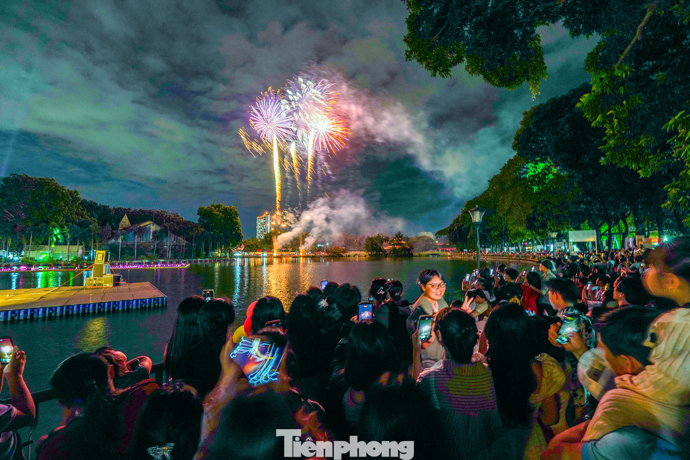 Màn pháo hoa mãn nhãn kéo dài khoảng 15 phút, được bắn lên bầu trời từ giữa khuôn viên Đầm Sen, đã làm bừng sáng cả không gian rộng lớn. Những ánh sáng lung linh, sắc màu rực rỡ đan xen, tạo nên một bức tranh đầy màu sắc trên nền trời đêm.