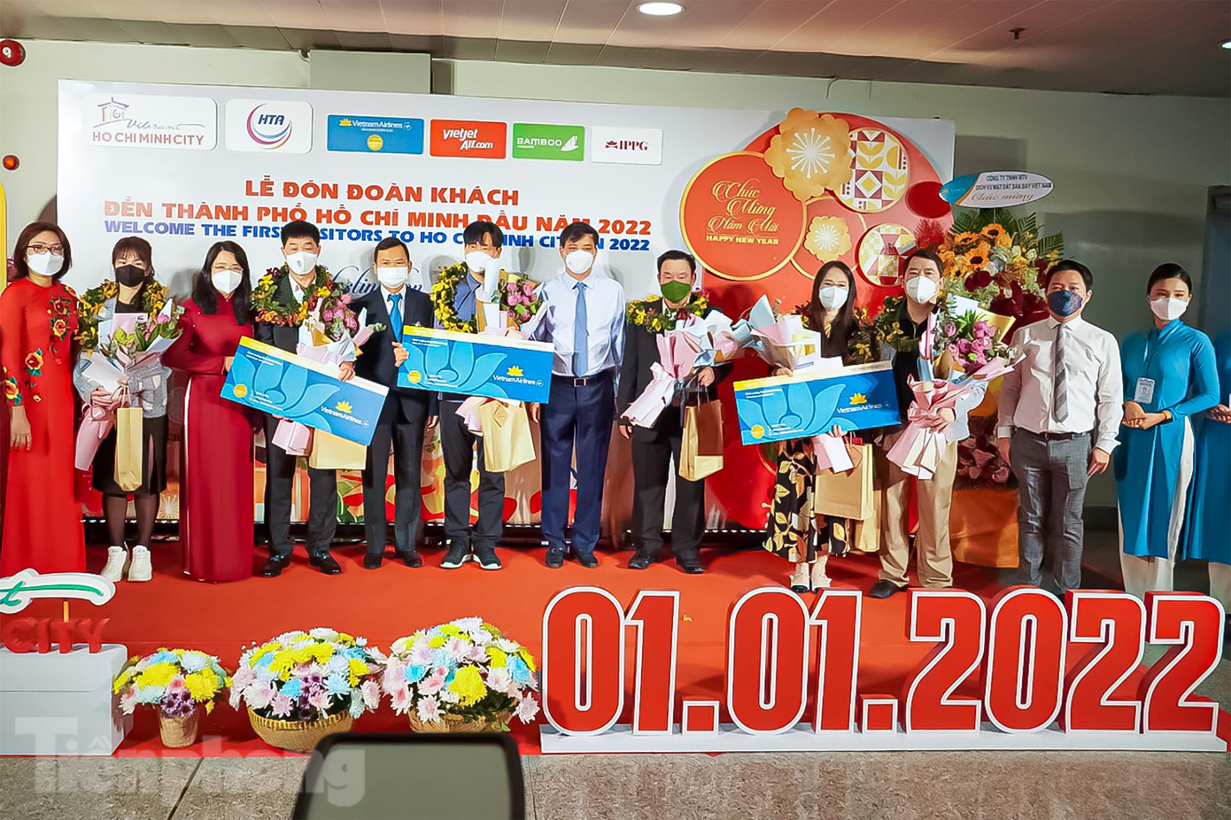 Những vị khách đầu tiên "xông đất" TPHCM trong năm 2022. Những vị khách đầu tiên "xông đất" TPHCM trong năm 2022.