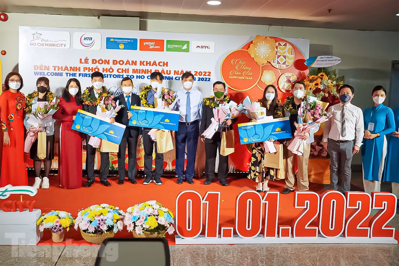 Những vị khách đầu tiên "xông đất" TPHCM trong năm 2022. Những vị khách đầu tiên "xông đất" TPHCM trong năm 2022.