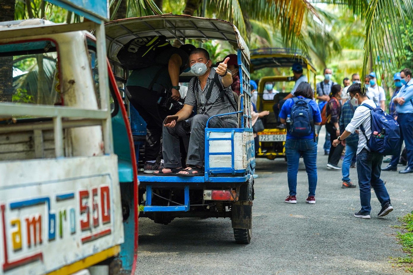 Sau khi đi xuồng chèo, du khách được trải nghiệm đi xuyên qua những xóm làng quê hương Đồng Khởi bằng những chiếc xe ba bánh cổ.