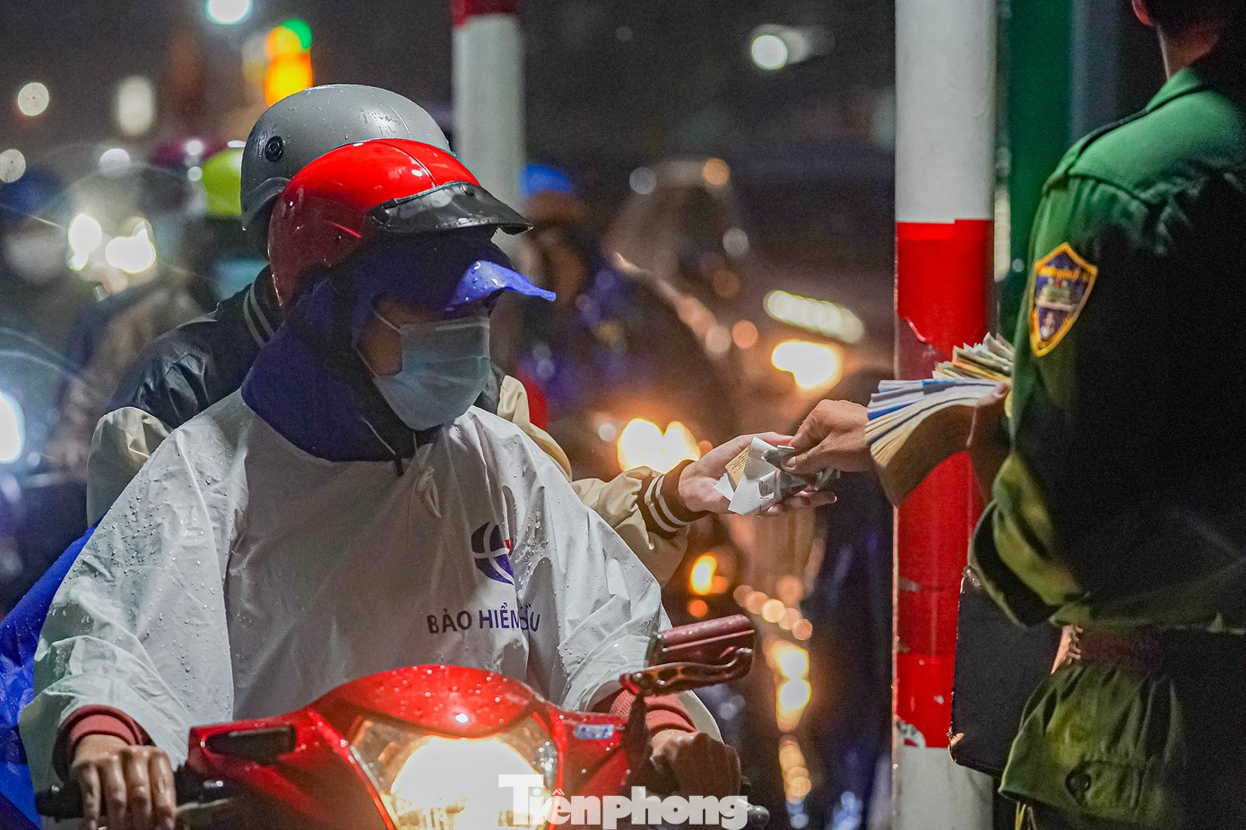 "Mưa to thế này mà móc tiền mua vé thì đúng là khó thật", một người dân than thở. "Mưa to thế này mà móc tiền mua vé thì đúng là khó thật", một người dân than thở.