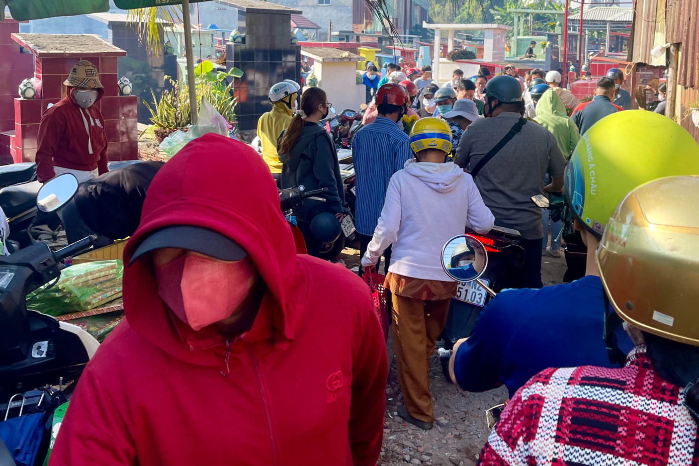 Sáng 4/2, thời tiết TPHCM nắng gắt, nhiều người dân đi tảo mộ trong trang phục tránh nắng. Sáng 4/2, thời tiết TPHCM nắng gắt, nhiều người dân đi tảo mộ trong trang phục tránh nắng.