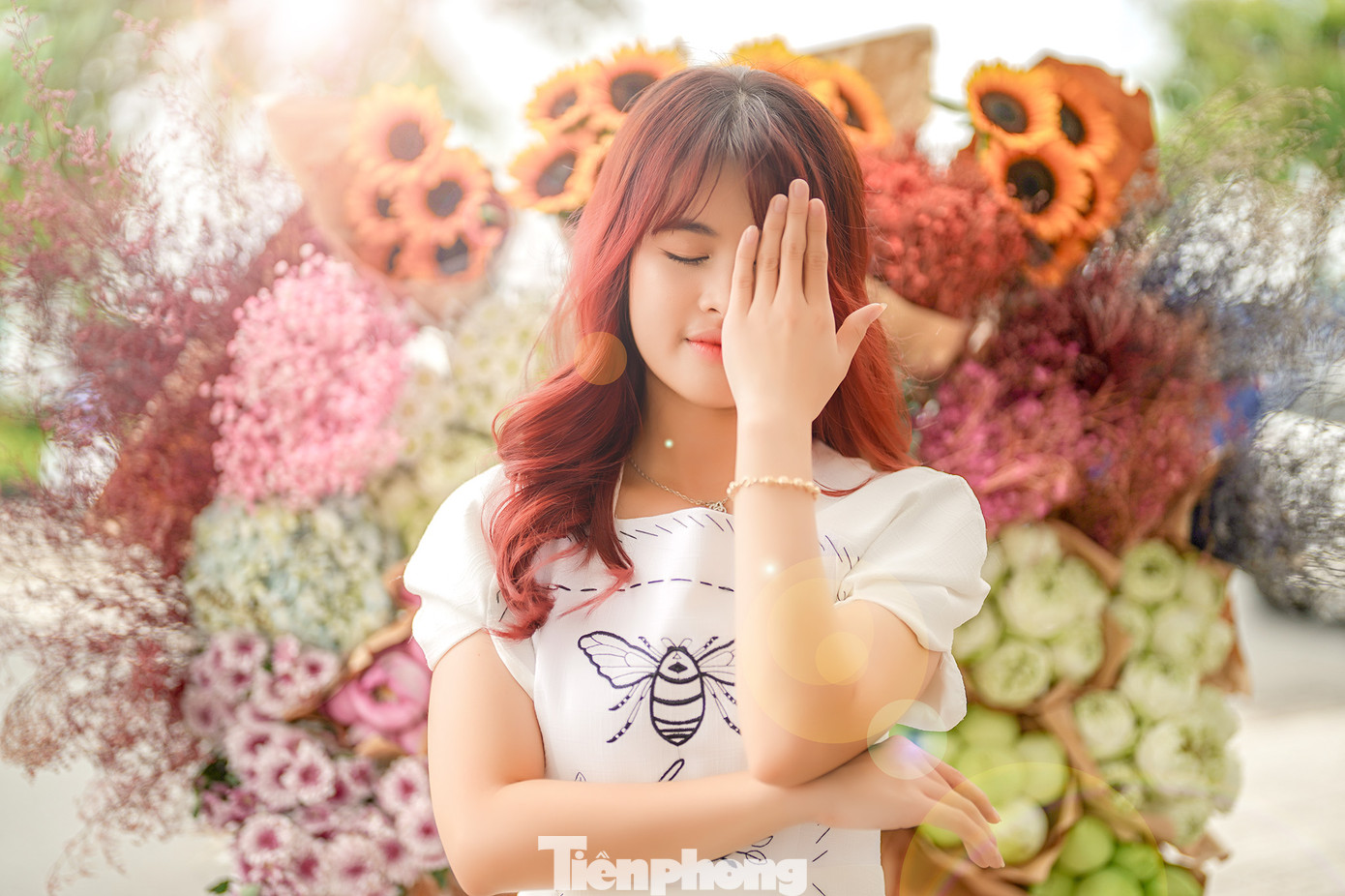 Nhiều bạn trẻ khá sáng tạo trong cách tạo dáng chụp ảnh mùa thu.