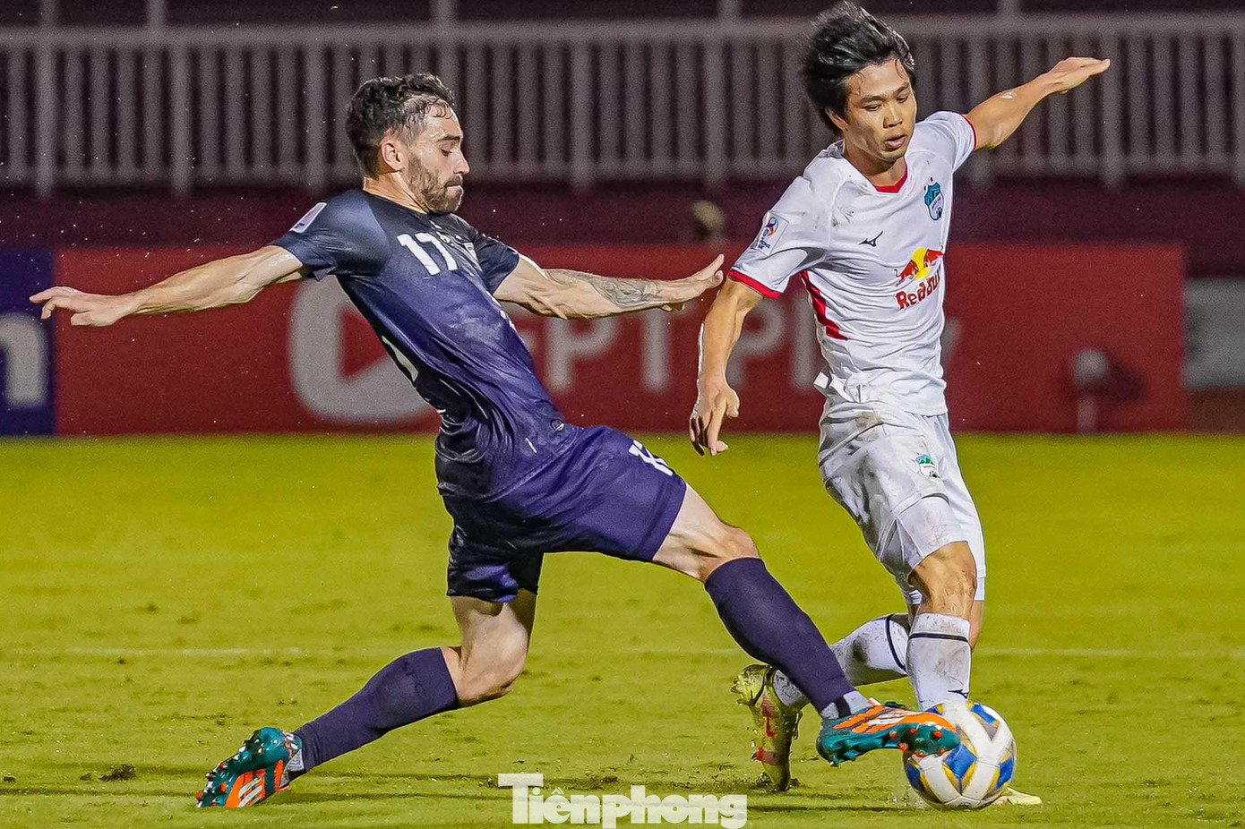 Phút 61, HAGL suýt ghi bàn sau 2 cú dứt điểm liên tiếp của Công Phượng và Vũ Văn Thanh. Cú sút của Công Phượng bị thủ môn Sydney FC đẩy ra, sau đó Văn Thanh vào xử lý gọn gàng, nhưng cú sút của anh đã trúng chân hậu vệ đối phương ra ngoài.