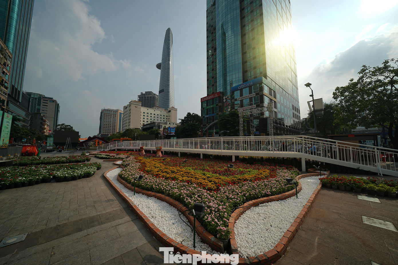 Đại cảnh Rực rỡ thành phố hoa rộng 300 m2 đang dần hoàn thiện. Điểm nhấn là cầu gỗ băng ngang thảm hoa, dài khoảng 30 m, rộng 2 m, cao 80 cm.