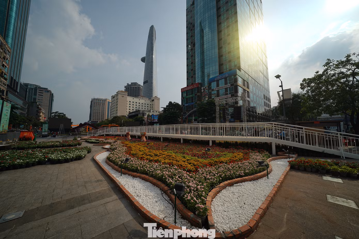 Đại cảnh Rực rỡ thành phố hoa rộng 300 m2 đang dần hoàn thiện. Điểm nhấn là cầu gỗ băng ngang thảm hoa, dài khoảng 30 m, rộng 2 m, cao 80 cm.