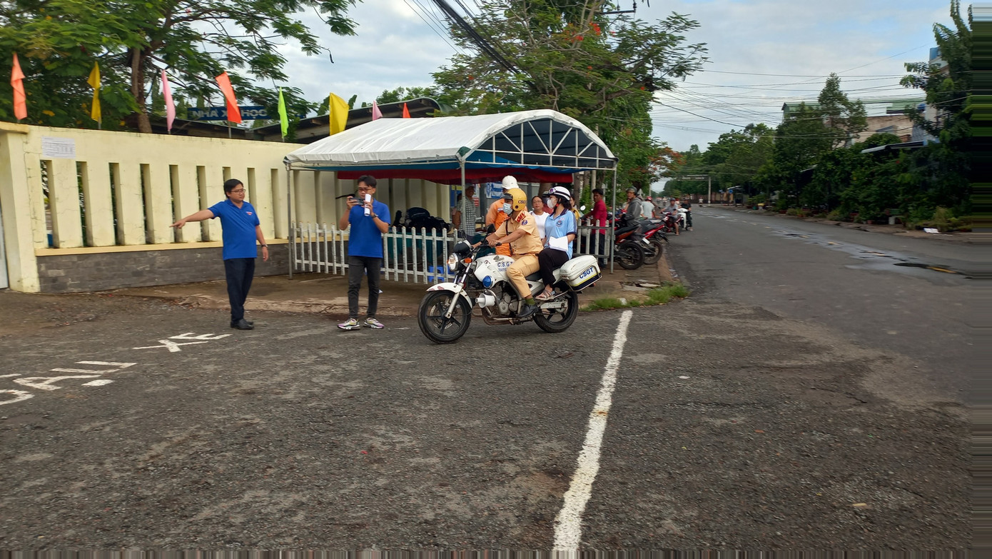 Thí sinh Nguyễn Thị Ngọc Thảo được CSGT dùng xe chuyên dụng hỗ trợ đưa đến điểm thi an toàn, kịp thời. Ảnh: VĐ Thí sinh Nguyễn Thị Ngọc Thảo được CSGT dùng xe chuyên dụng hỗ trợ đưa đến điểm thi an toàn, kịp thời. Ảnh: VĐ