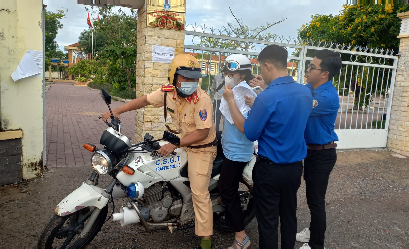 Thí sinh Nguyễn Thị Ngọc Thảo được CSGT dùng xe chuyên dụng hỗ trợ đưa đến điểm thi an toàn, kịp thời. Ảnh: VĐ Thí sinh Nguyễn Thị Ngọc Thảo được CSGT dùng xe chuyên dụng hỗ trợ đưa đến điểm thi an toàn, kịp thời. Ảnh: VĐ