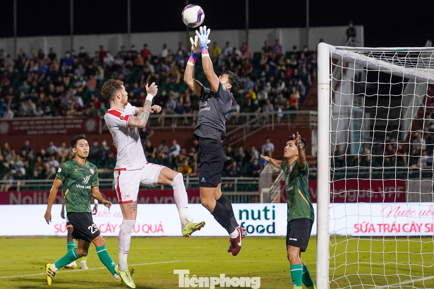 Thủ môn Bùi Tiến Dũng chơi khá chắc chắn. Thủ môn Bùi Tiến Dũng chơi khá chắc chắn.