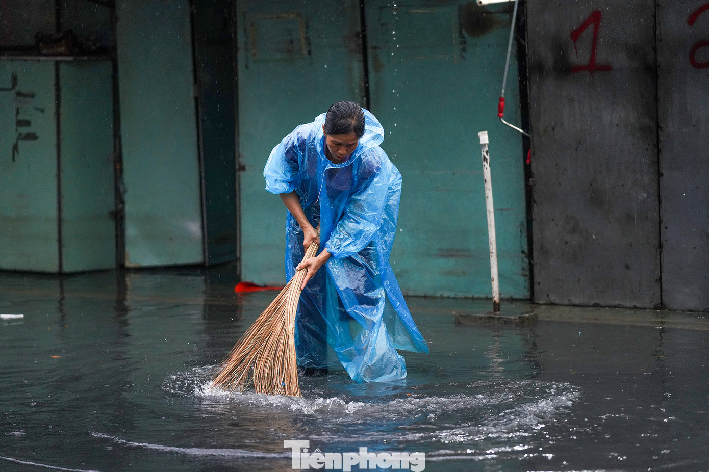 Một tiểu thương chợ Thủ Đức đóng sạp, ngăn ngập và dọn thông miệng cống trước kiot. Một tiểu thương chợ Thủ Đức đóng sạp, ngăn ngập và dọn thông miệng cống trước kiot.