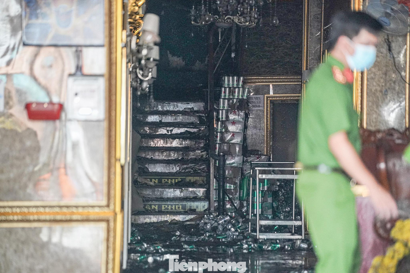 Cầu thang của quán karaoke An Phú bị cháy nham nhở.