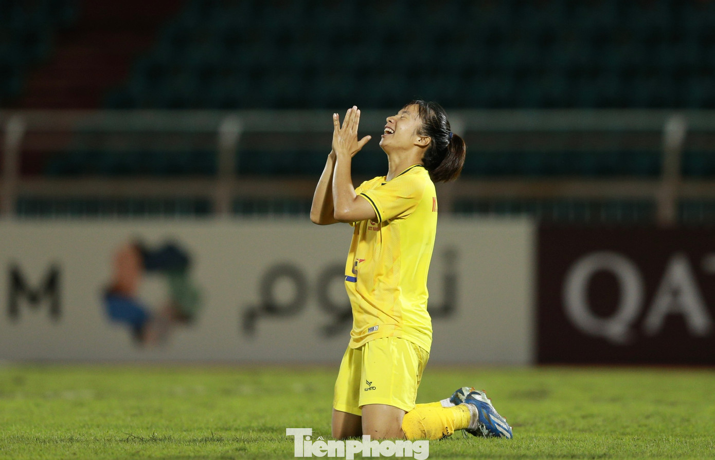 Phút bù giờ cuối cùng của trận đấu, nhận đường chuyền của K’Thủa, Hồng Nhung dứt điểm chuẩn xác ấn định chiến thắng 3-1 cho TPHCM.