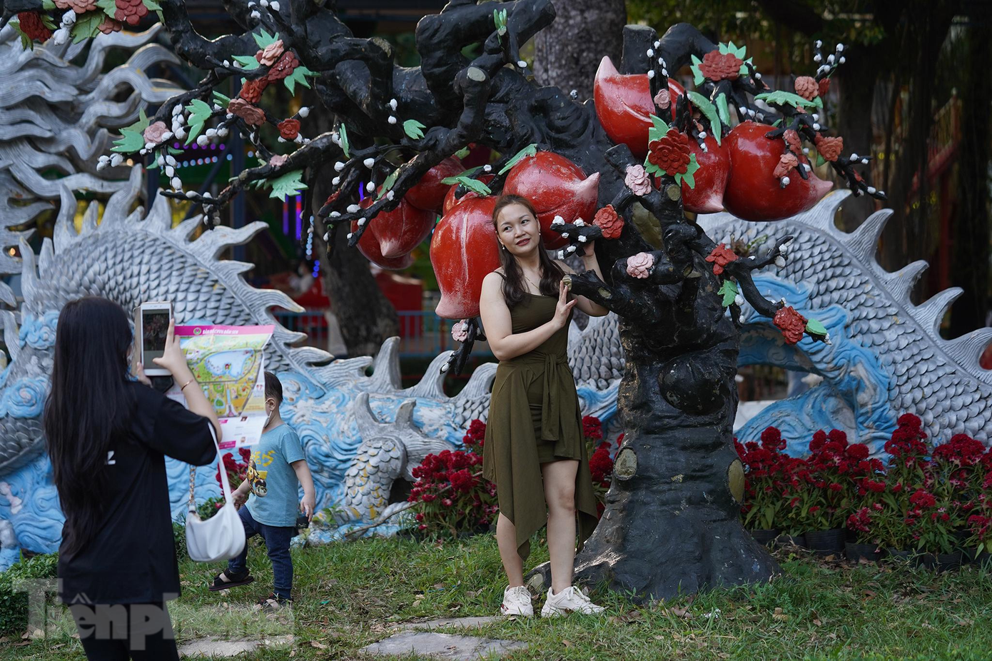 "Thật sự rất vui, cảm nhận được không khí tết mặc dù thành phố vừa trải qua đợt giãn cách kinh hoàng như vậy. Thật sự tôi không nghĩ thành phố có thể trở lại trạng thái bình thường nhanh đến vậy, tôi cứ nghĩ sẽ còn lâu nữa.Thật sự là tôi có bất ngờ", chị Phạm Phương Linh tranh thủ chụp ảnh tại tiểu cảnh vắng du khách chia sẻ.