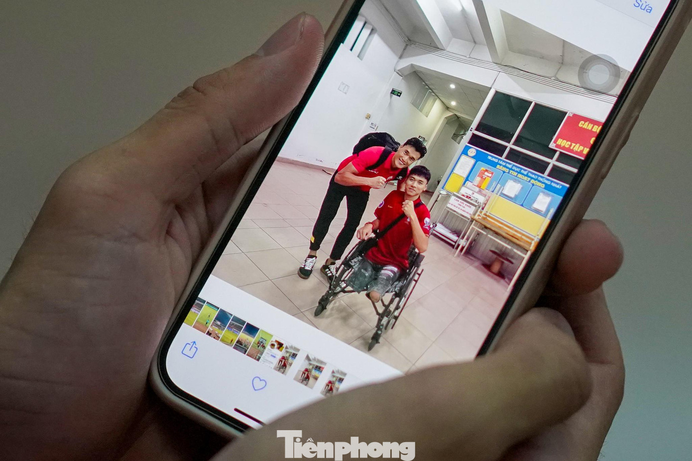 Tuấn Hưng khoe tấm ảnh chụp cùng thần tượng.