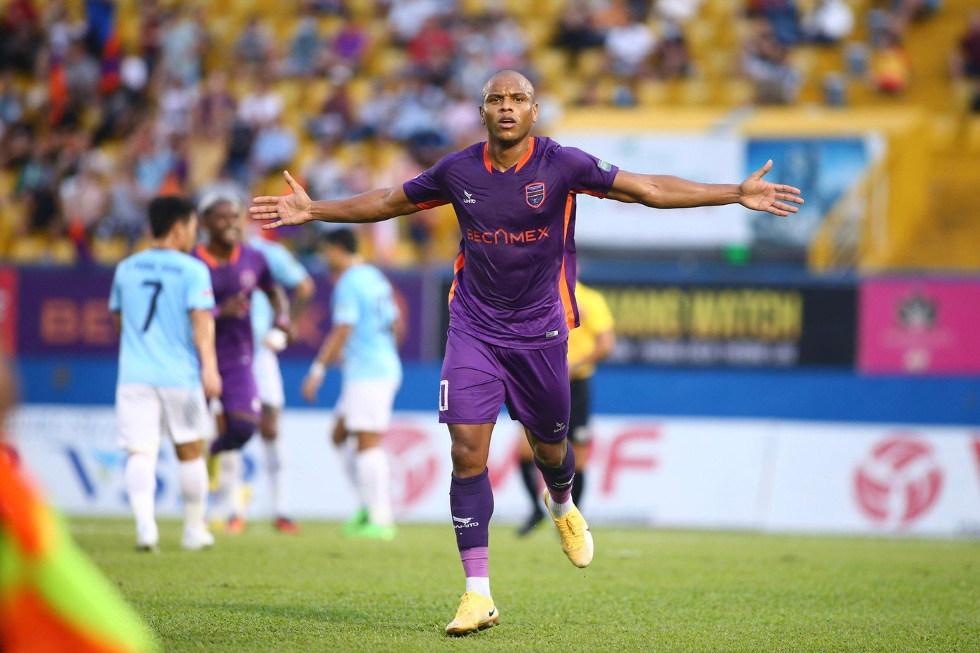 Những người lập công cho đội bóng đất Thủ lần lượt là Cruz Welington (phút 13) và Eydison Soares (phút 18). Welington đón đường chuyền dài vượt tuyến của đồng đội rồi dùng kỹ thuật tỳ đè trước khi tung cú sút uy lực hạ gục thủ thành Dương Quang Tuấn. Còn ở bàn thắng thứ hai, Eydison sút phạt đền thành công sau khi trung vệ Janclesio Almeida để bóng chạm tay trong vùng cấm.