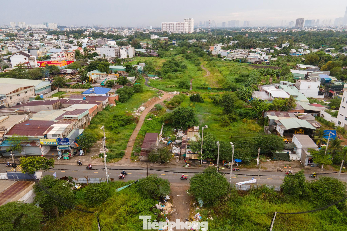 Đoạn giao với đường Tam Bình, phía bên kia đường không có dấu hiệu tồn tại của công trình đường Vành đai 2 và vẫn còn nhà dân hiện hữu. Đoạn giao với đường Tam Bình, phía bên kia đường không có dấu hiệu tồn tại của công trình đường Vành đai 2 và vẫn còn nhà dân hiện hữu.