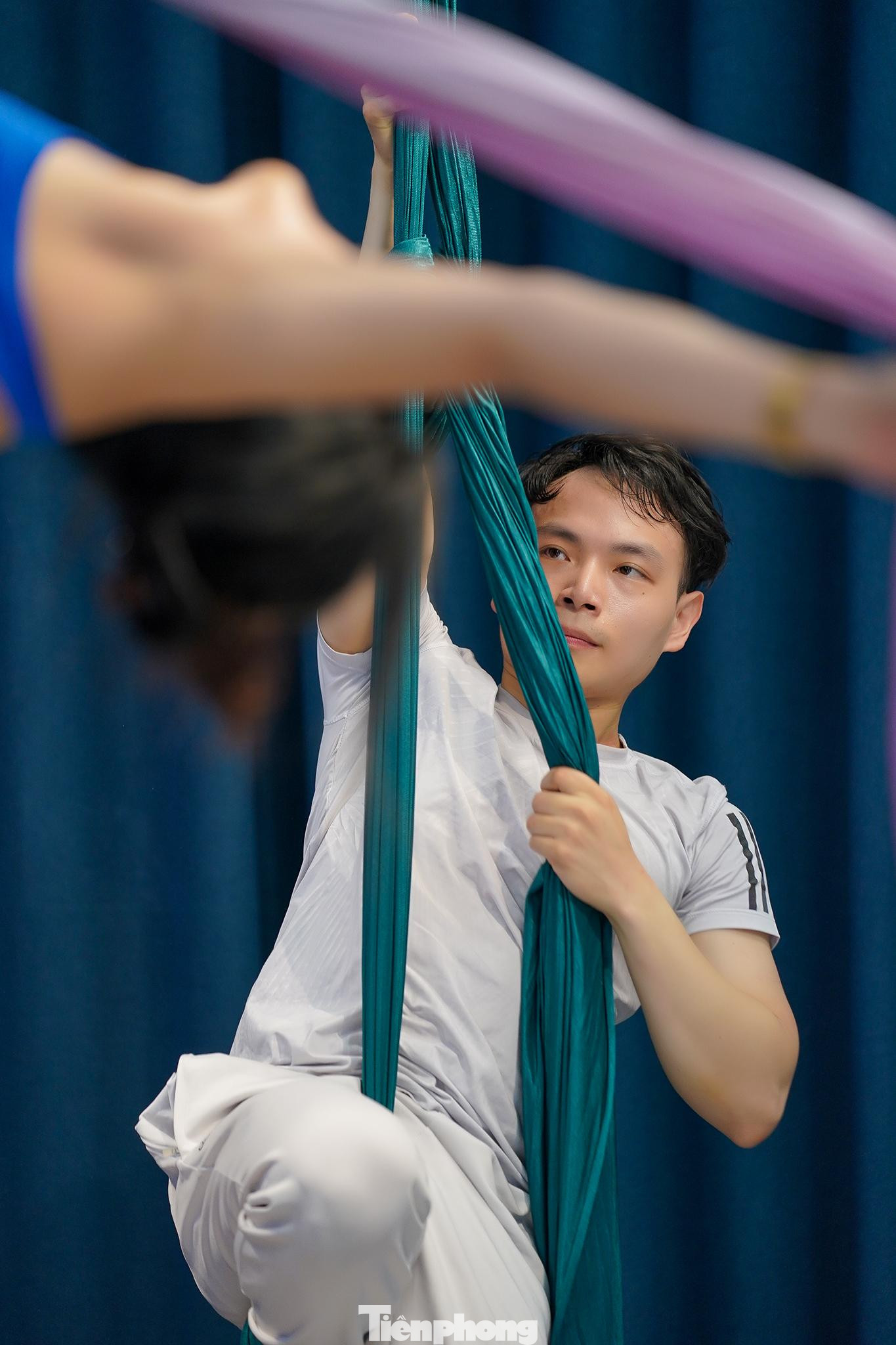 Yoga bay (còn gọi là Aerial yoga, Anti - gravity yoga, yoga chống trọng lực...) là một biến thể của yoga truyền thống, được Christopher Harrison sáng lập vào năm 2007.