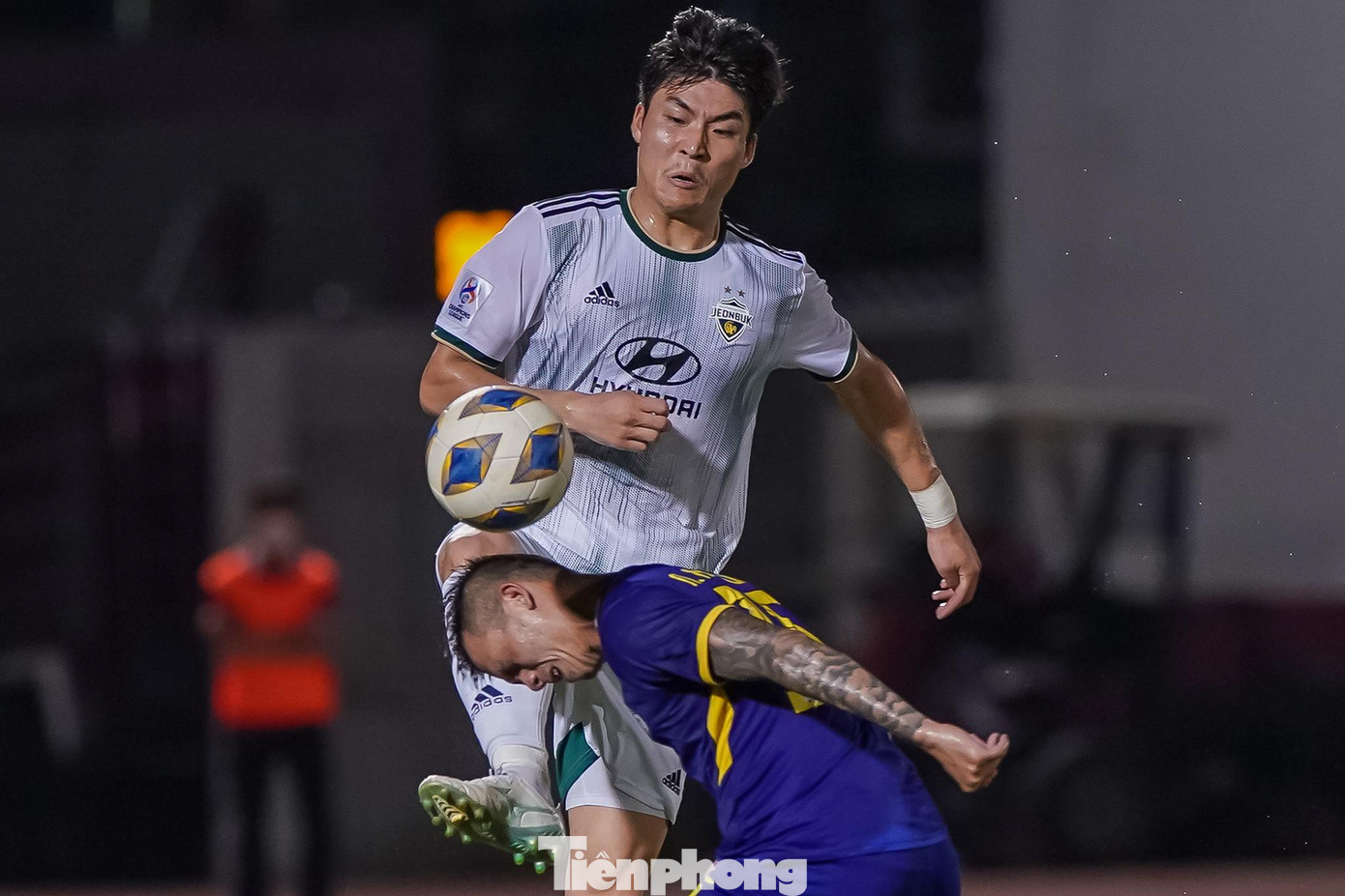 Kết thúc 90 phút, HAGL và Jeonbuk đã hoà nhau với tỷ số 1-1. Trung vệ Nguyễn Hữu Tuấn được trang Sofascor chấm điểm cao nhất phía HAGL với 7.4 điểm. Suốt cả trận, Hữu Tuấn chơi lăn xả, hoạt động không biết mệt mỏi.