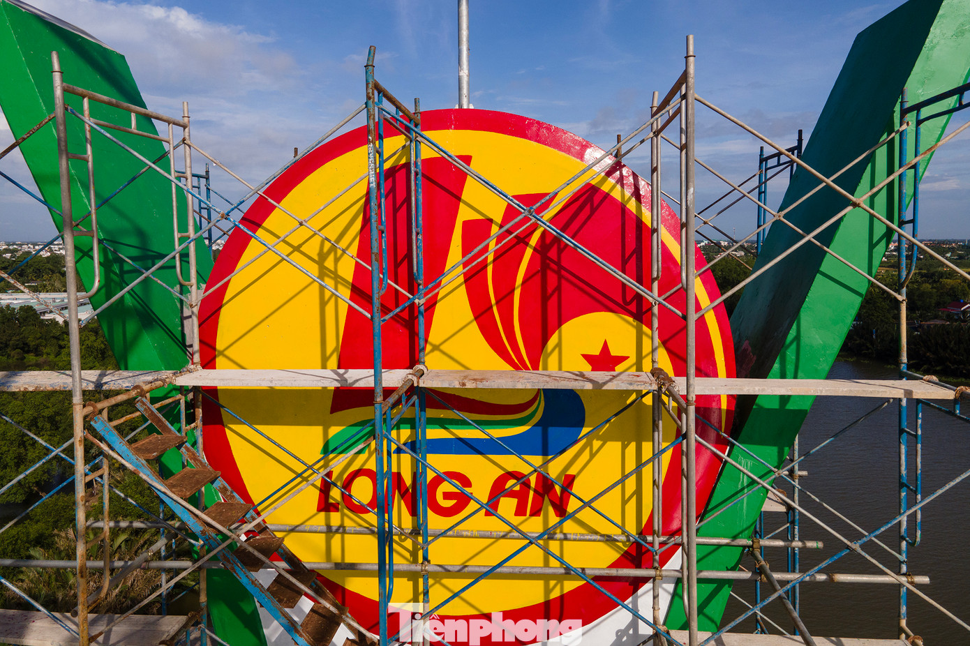 Với vai trò kết nối giao thương, cầu bắc qua sông Vàm Cỏ tây sẽ góp phần phát triển kinh tế-xã hội của khu vực, cải thiện và hình thành bộ mặt Đô thị thành phố Tân An văn minh, hiện đại; giảm bớt áp lực giao thông trên các tuyến Quốc lộ 1, tuyến tránh Quốc lộ 1 và trục đường Hùng Vương, giảm thiểu tai nạn giao thông. Dự án được hợp long sau hơn 20 tháng thi công, dự kiến sẽ thông xe kỹ thuật trong tháng 11/2023. Với vai trò kết nối giao thương, cầu bắc qua sông Vàm Cỏ tây sẽ góp phần phát triển kinh tế-xã hội của khu vực, cải thiện và hình thành bộ mặt Đô thị thành phố Tân An văn minh, hiện đại; giảm bớt áp lực giao thông trên các tuyến Quốc lộ 1, tuyến tránh Quốc lộ 1 và trục đường Hùng Vương, giảm thiểu tai nạn giao thông. Dự án được hợp long sau hơn 20 tháng thi công, dự kiến sẽ thông xe kỹ thuật trong tháng 11/2023.