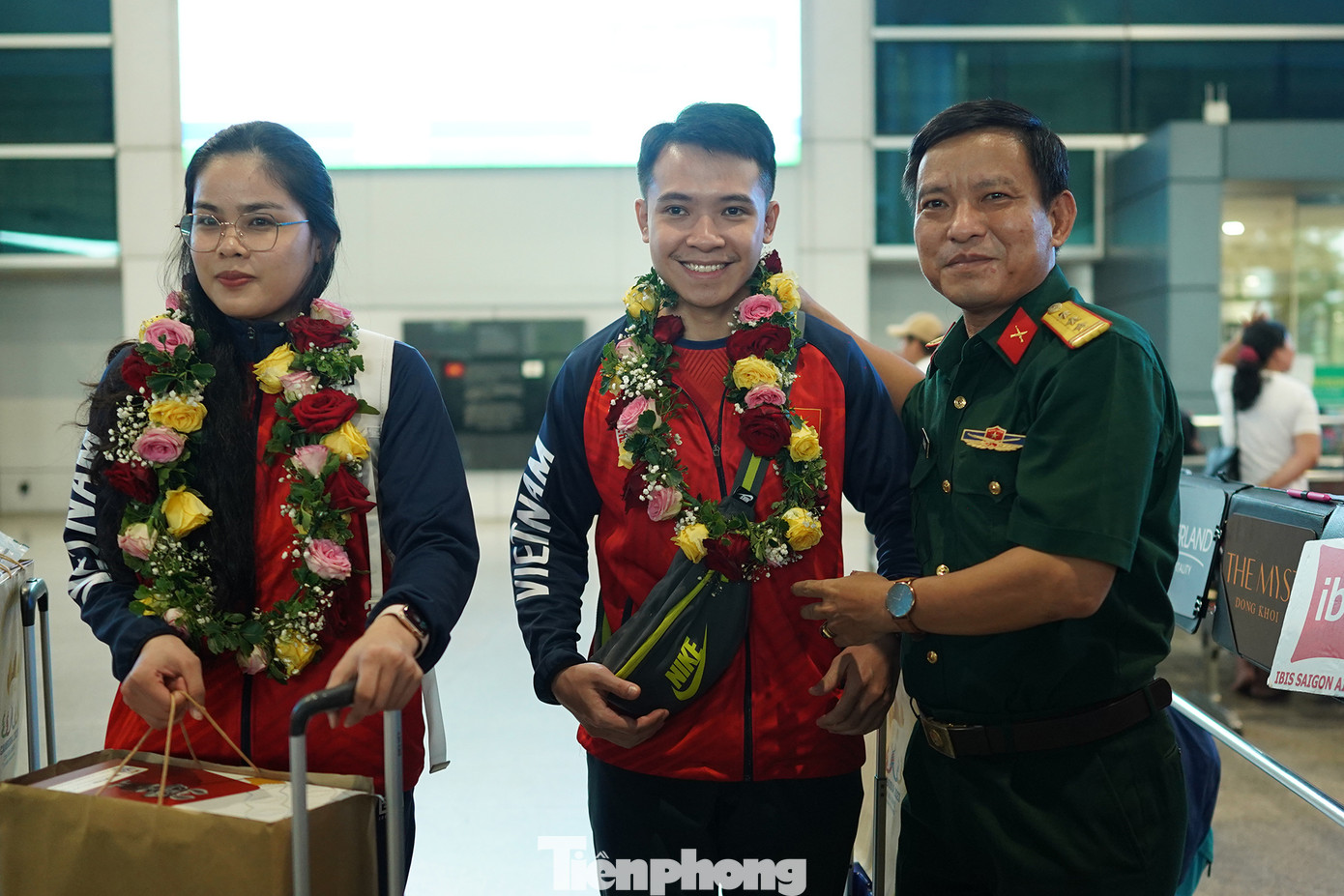 Nguyễn Cường Thịnh, HCV judo nhận hoa từ ban lãnh đạo.